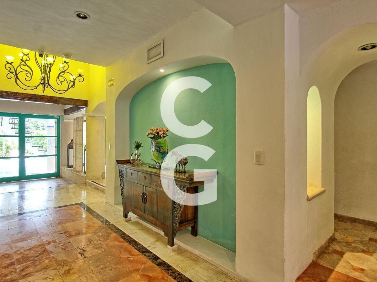 House for Sale in Cancún's Hotel Zone with 6 Bedrooms and a Pool