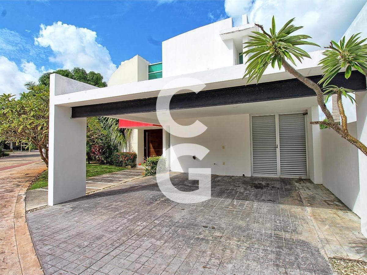 House for Sale in Cancun in the Lagos del Sol Residential Community with a Pool and Garden