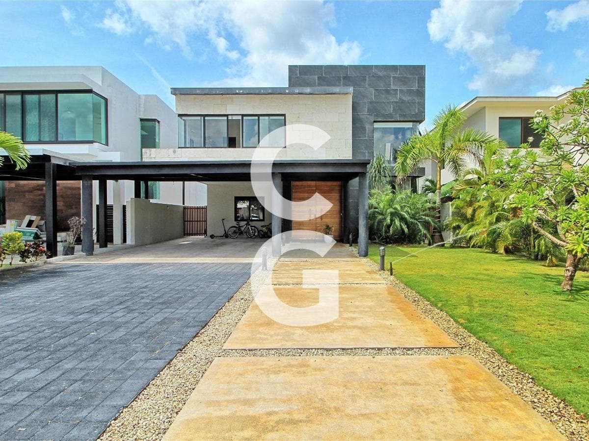 House for Sale in Cancun in the Lagos del Sol Residential Community, on the Lakefront and with a Pool