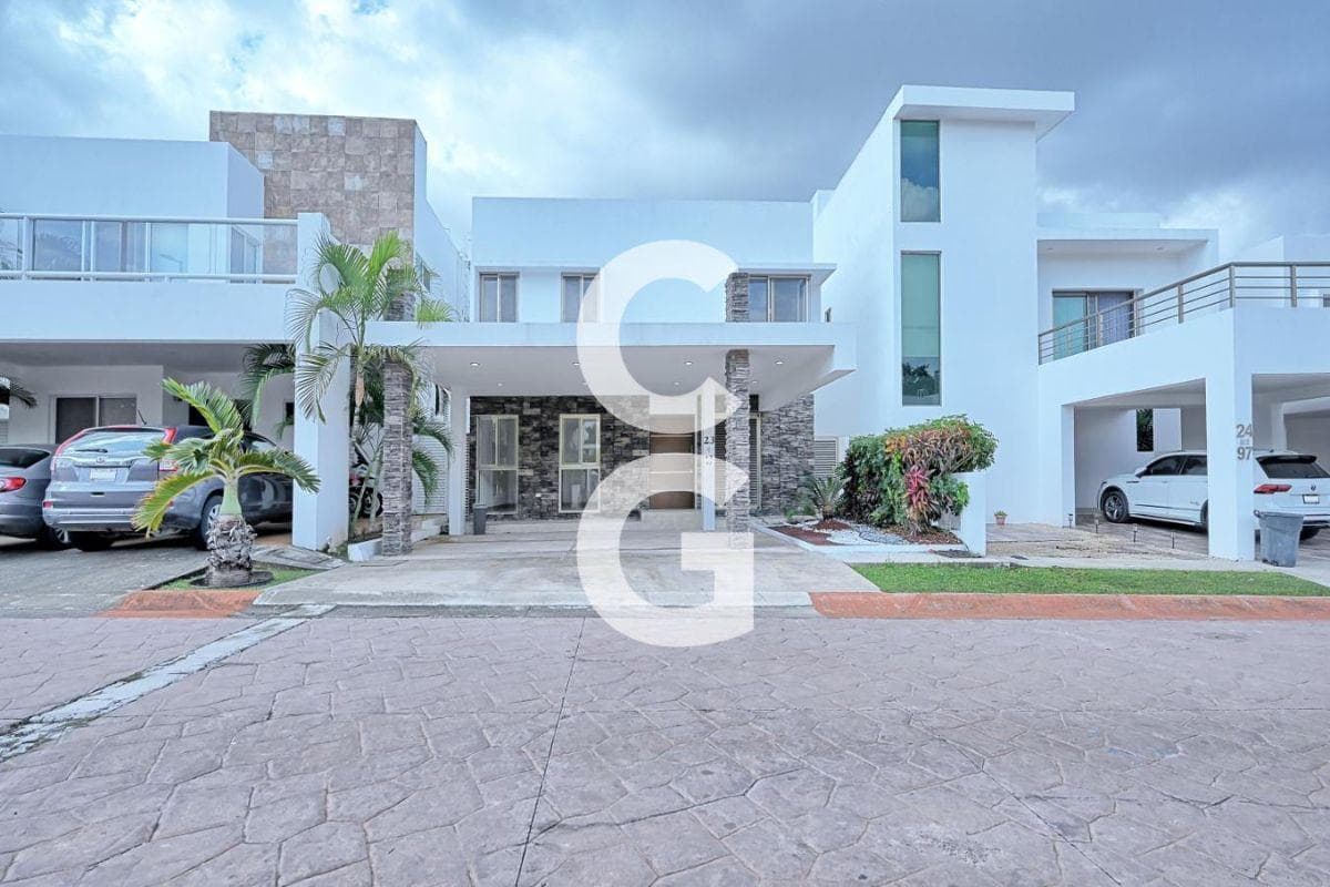 House for Sale in Cancún in the Cumbres Residential Community with 4 Bedrooms