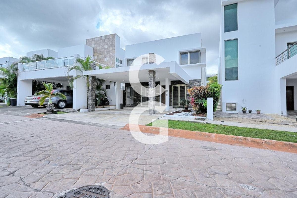 House for Sale in Cancún in the Cumbres Residential Community with 4 Bedrooms