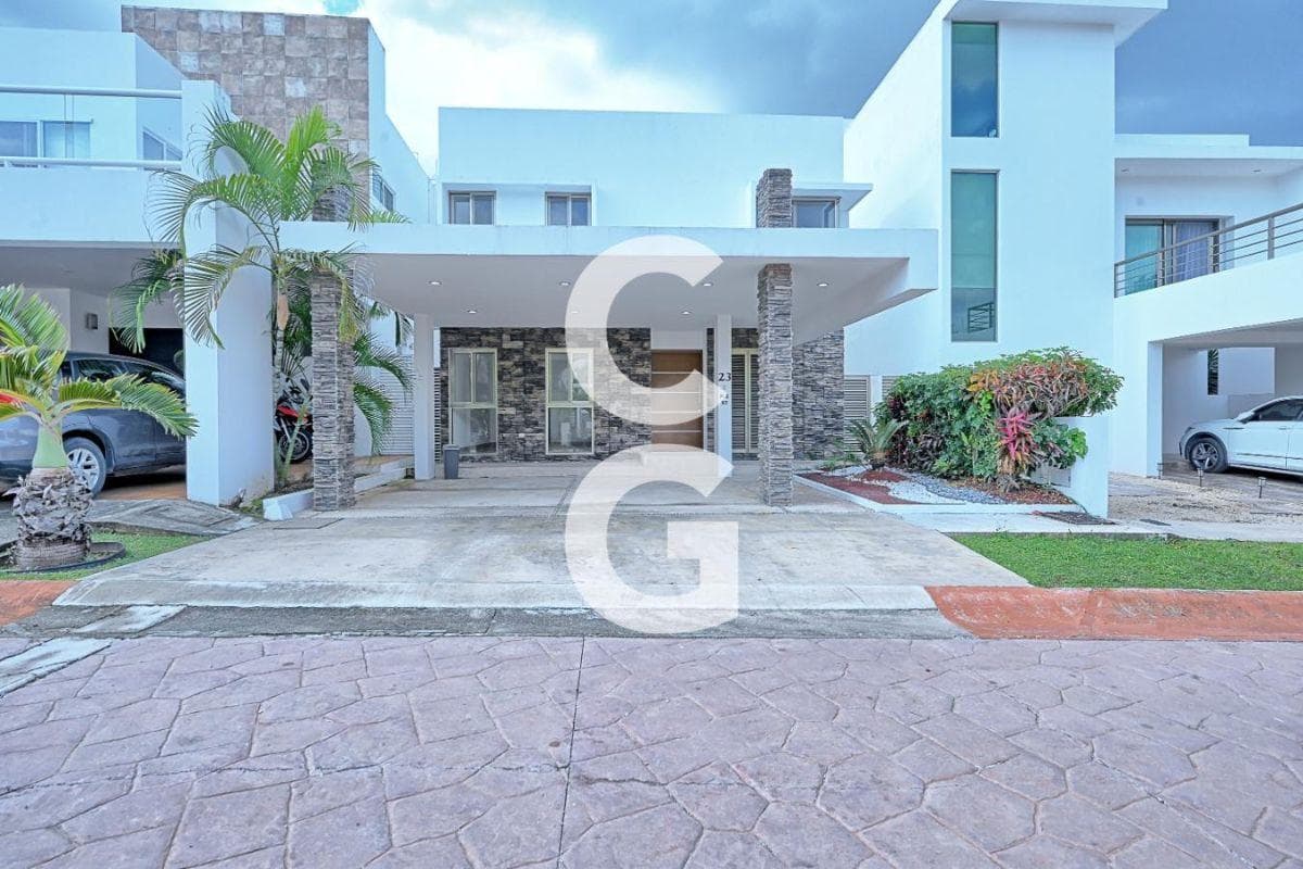House for Sale in Cancún in the Cumbres Residential Community with 4 Bedrooms