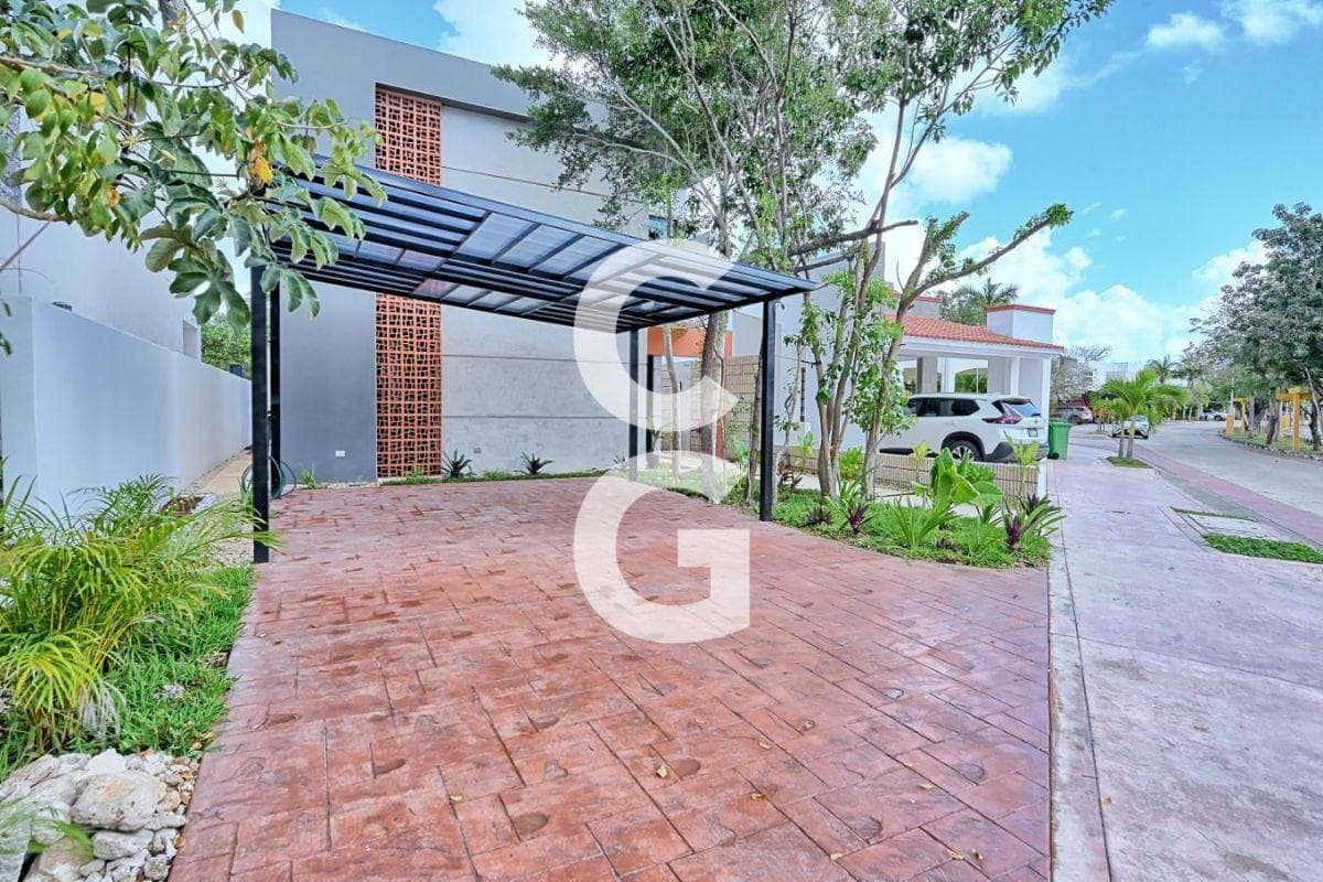 House for Sale in Cancun in the Lagos del Sol Residential Complex with a Covered Terrace and Pool