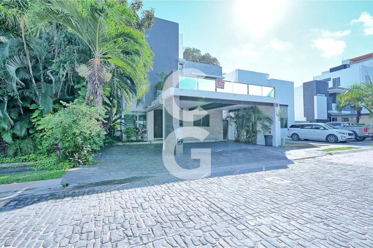 House for Sale in Cancún in the Cumbres Residential Complex with a Terrace and Pool