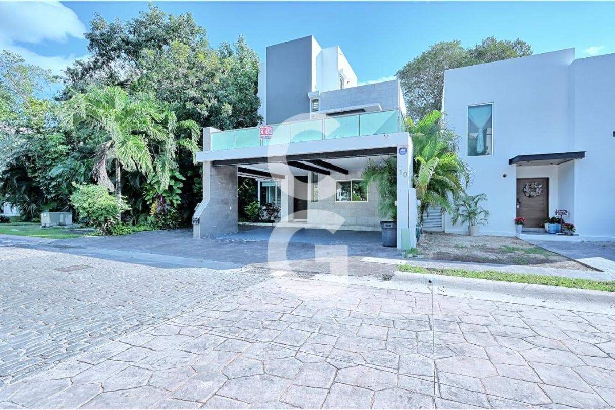 House for Sale in Cancún in the Cumbres Residential Complex with a Terrace and Pool