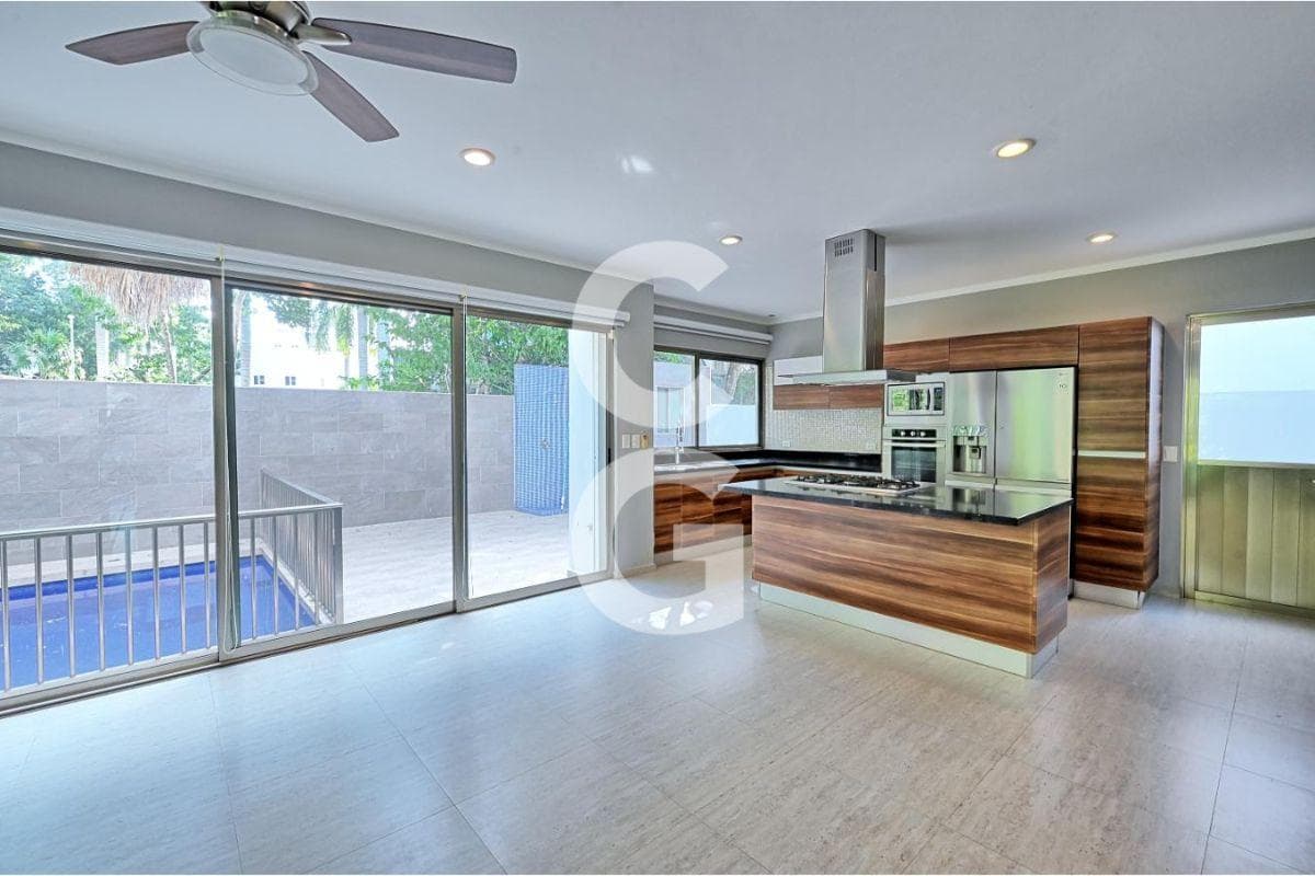 House for Sale in Cancún in the Cumbres Residential Complex with a Terrace and Pool