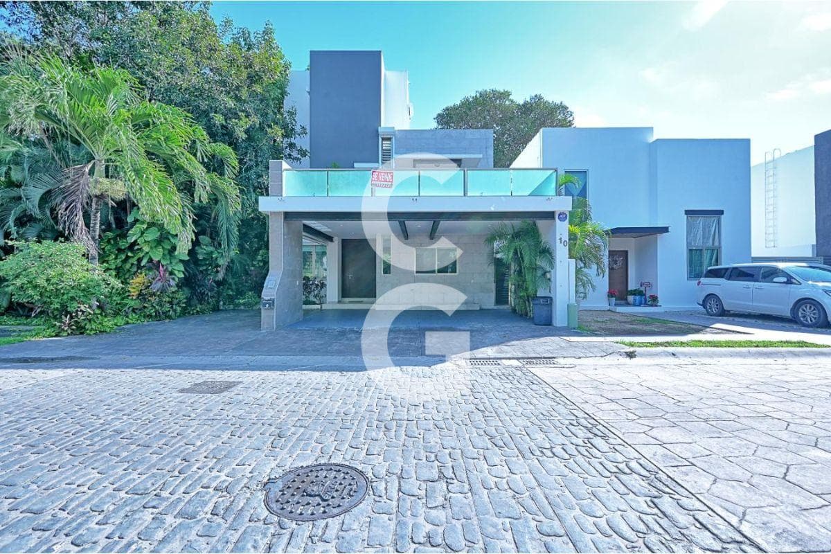 House for Sale in Cancún in the Cumbres Residential Complex with a Terrace and Pool