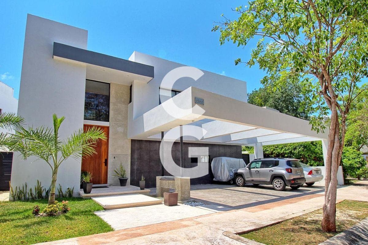 House for Sale in Cancún in the Lagos del Sol Residential Complex with a Terrace and Pool