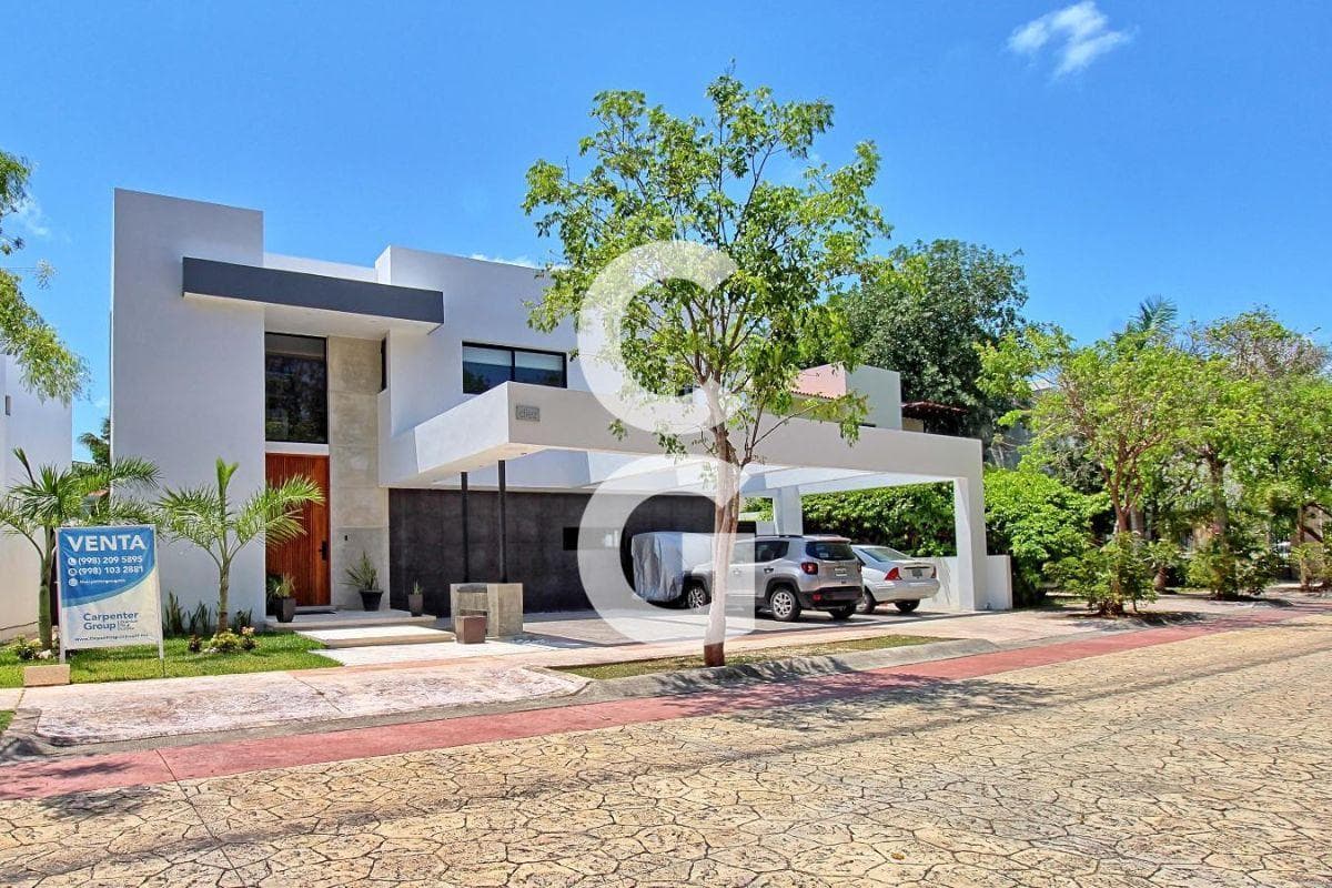 House for Sale in Cancún in the Lagos del Sol Residential Complex with a Terrace and Pool