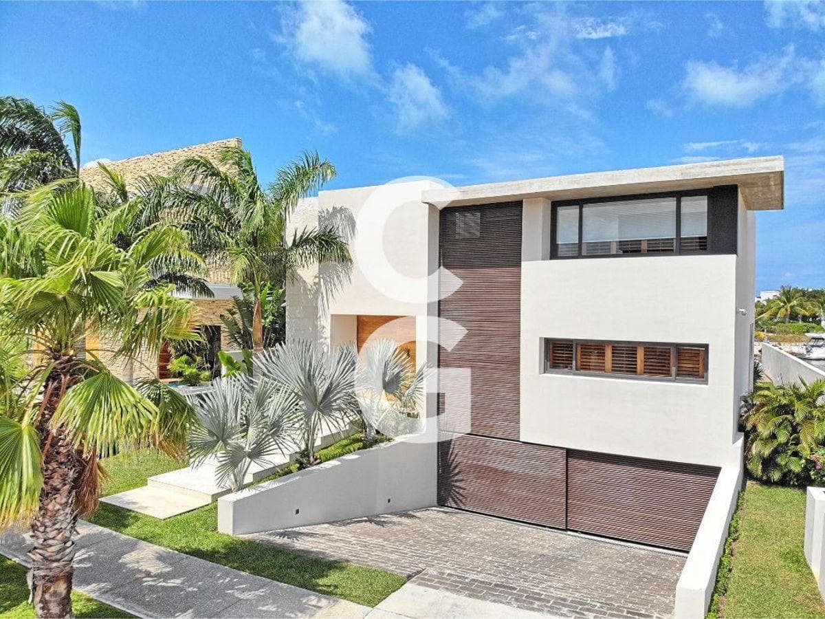 House for Sale in Cancún, in Puerto Cancún, on the Waterfront with Direct Access to the Canal and Dock