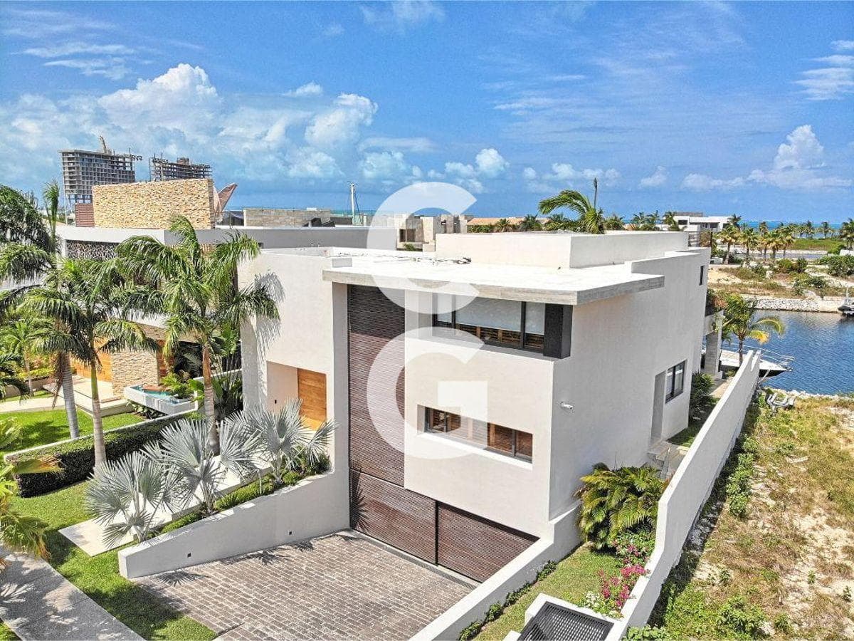 House for Sale in Cancún, in Puerto Cancún, on the Waterfront with Direct Access to the Canal and Dock