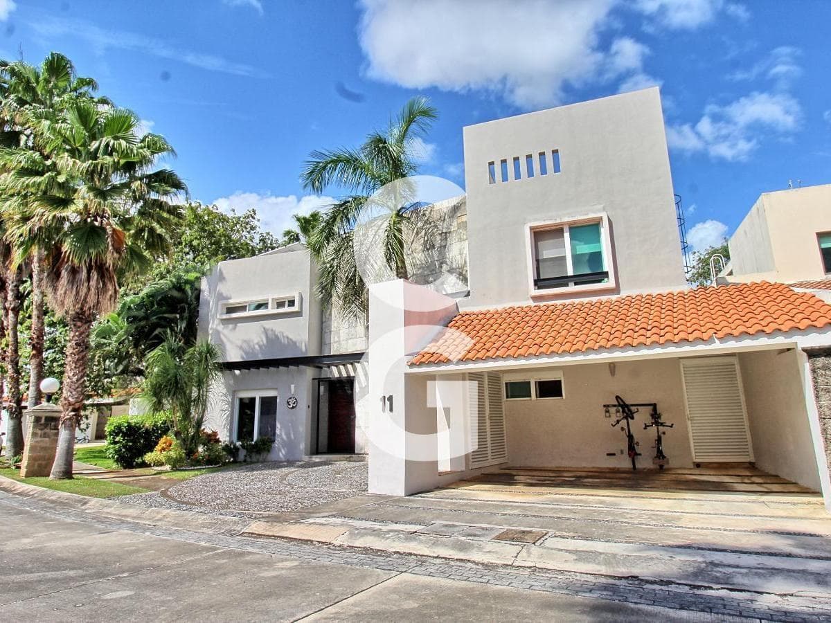 House for Sale in Cancun in the Villa Magna Residential Complex with a Pool and Garden