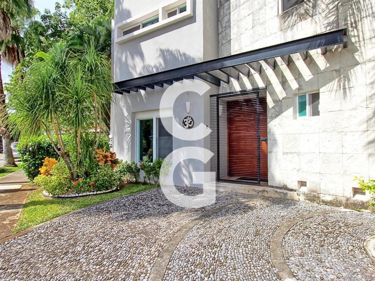 House for Sale in Cancun in the Villa Magna Residential Complex with a Pool and Garden