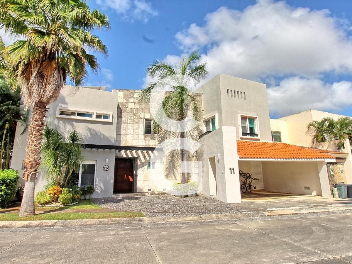 House for Sale in Cancun in the Villa Magna Residential Complex with a Pool and Garden