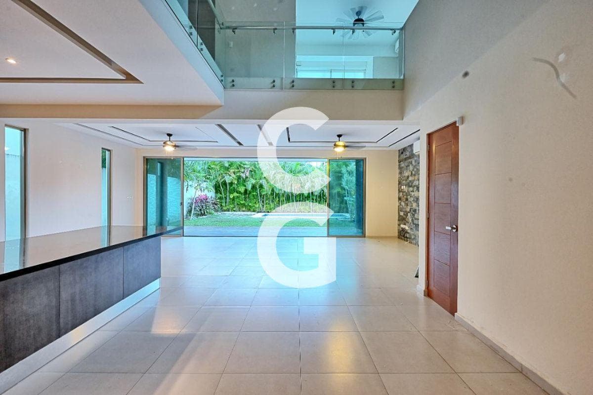 House for Rent in Cancún in the Lagos del Sol Residential Complex with 4 Bedrooms, a Pool, and a Garden