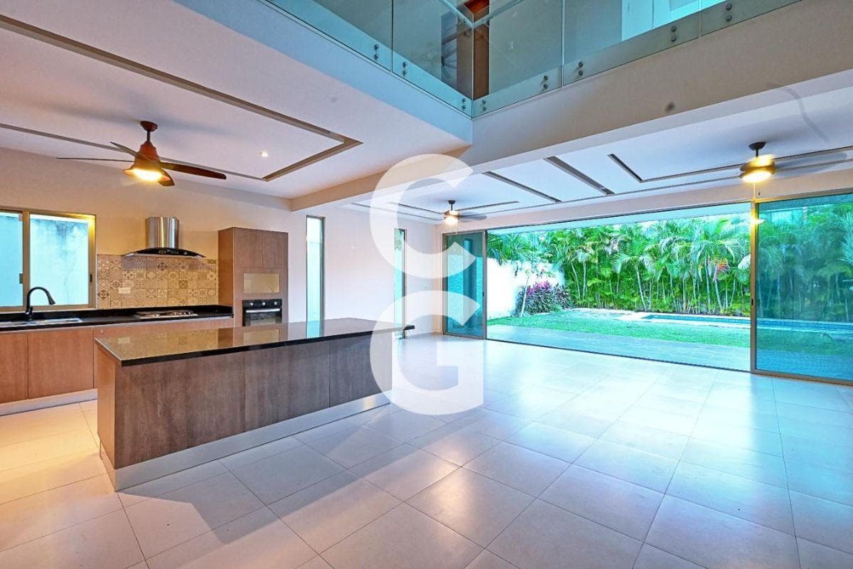 House for Rent in Cancún in the Lagos del Sol Residential Complex with 4 Bedrooms, a Pool, and a Garden
