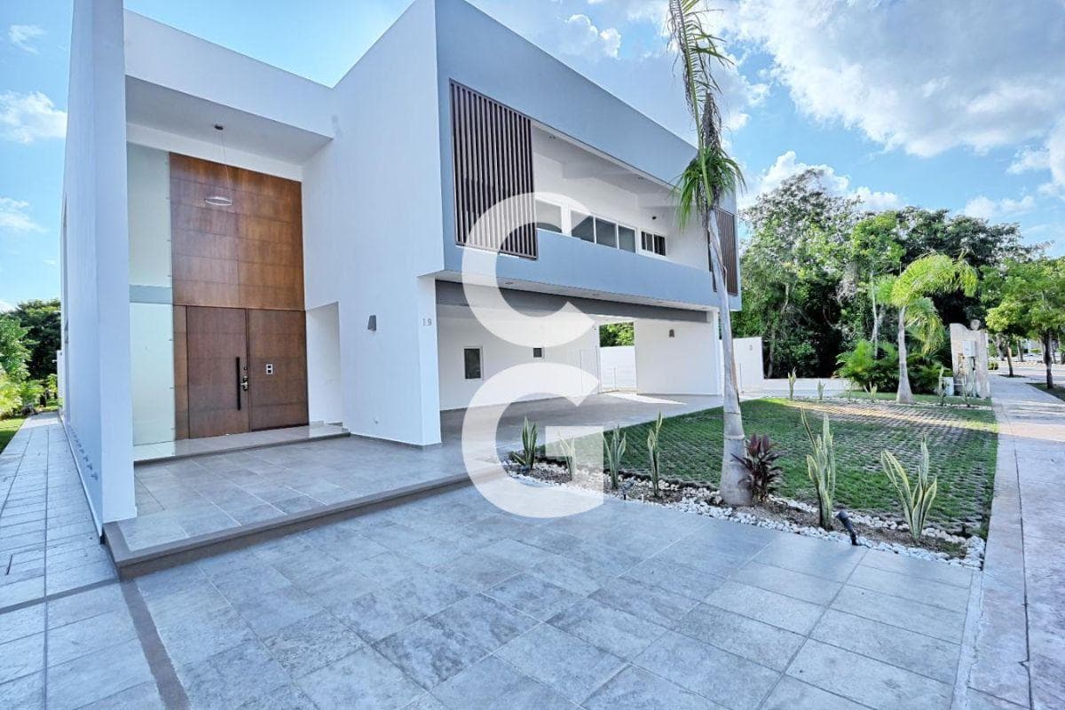 House for Sale in Cancun in the Lagos del Sol Residential Complex with a Pool and Open Terrace
