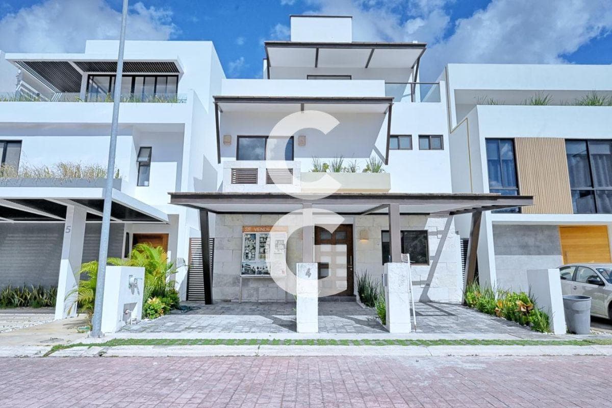 House for Sale in Cancun in the Residencial Rio Development with a Pool and Terrace