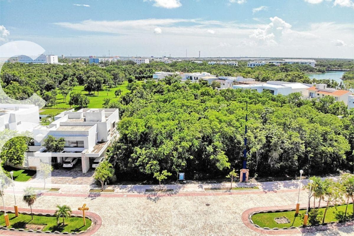 Land for Sale in Cancún in the Lagos del Sol Residential Development, 1,110,904 m2