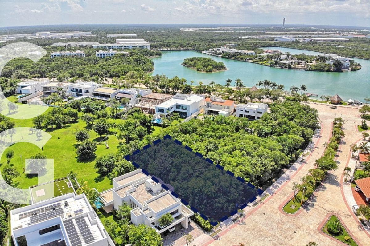 Land for Sale in Cancún in the Lagos del Sol Residential Development, 1,110,904 m2