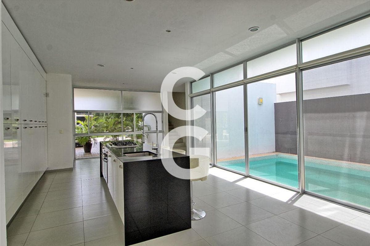 House for Sale and Rent in Cancun in the Cumbres Residential Complex with a Pool