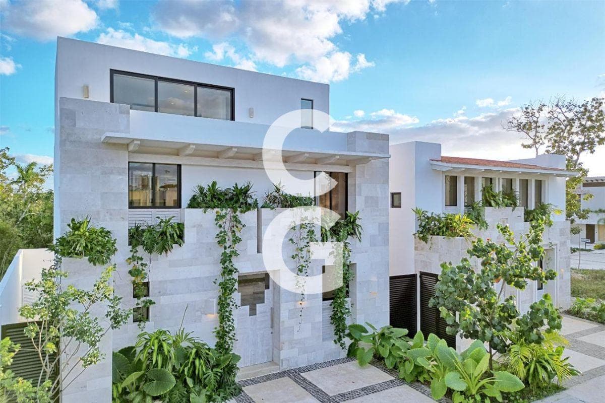 House for Sale in Cancún in the Losantos Residential Community with 3 Bedrooms and a Pool