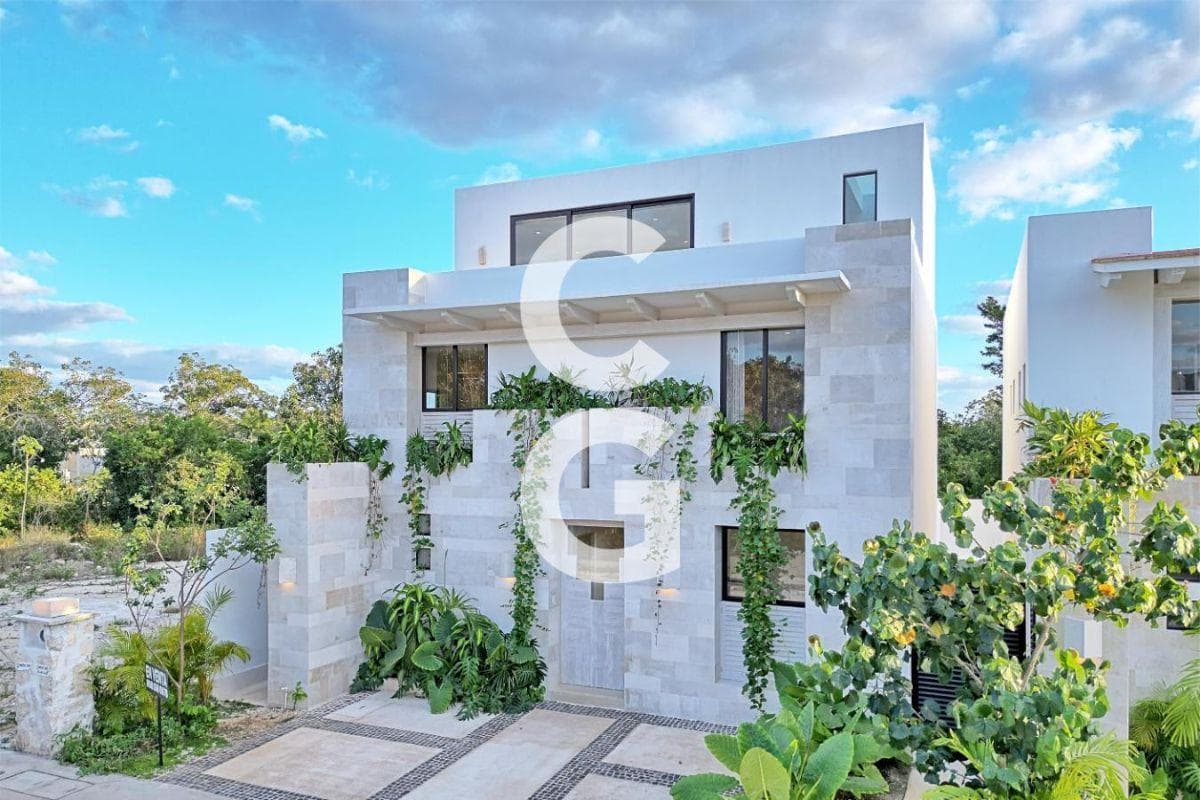 House for Sale in Cancún in the Losantos Residential Community with 3 Bedrooms and a Pool