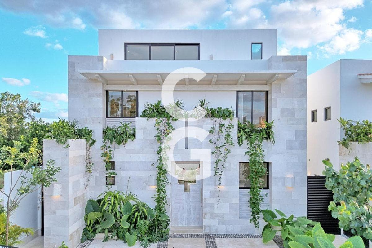 House for Sale in Cancún in the Losantos Residential Community with 3 Bedrooms and a Pool