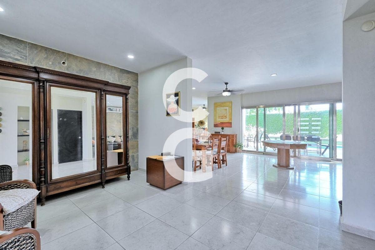 House for Sale in Cancun in the Villa Magna Residential Complex with a Large Garden and Pool