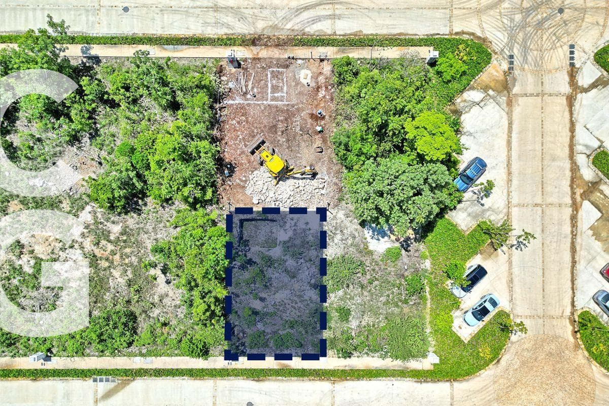 Lot for Sale in Cancún in the Losantos Residential Development, 200.07 m²