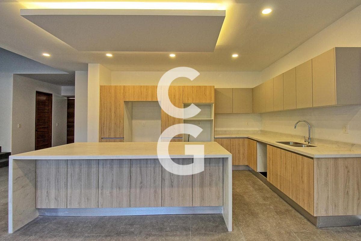 House for Sale in Cancún in the Vía Cumbres Residential Complex with 5 Bedrooms