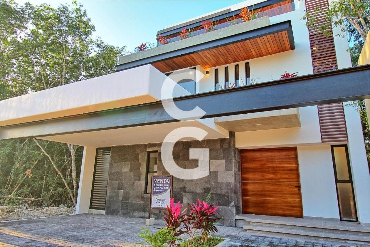 House for Sale in Cancún in the Vía Cumbres Residential Complex with 5 Bedrooms