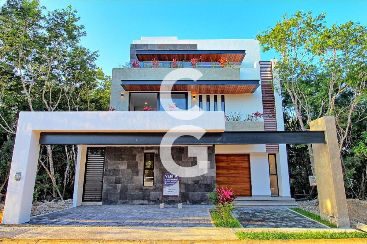 House for Sale in Cancún in the Vía Cumbres Residential Complex with 5 Bedrooms