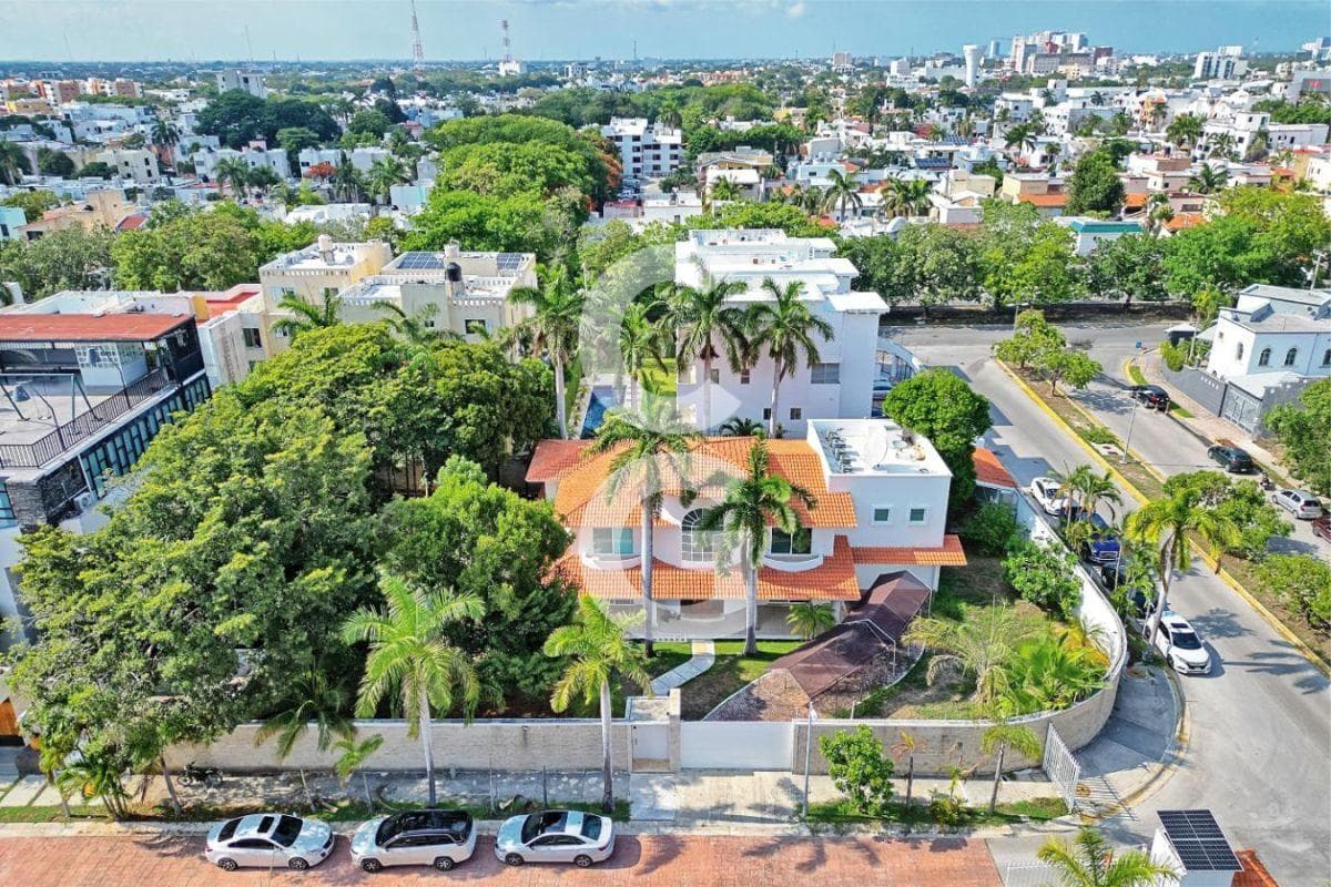 House for Sale in Cancún in SM 11 with a Large Garden and Pool on a 1,450 m² Lot