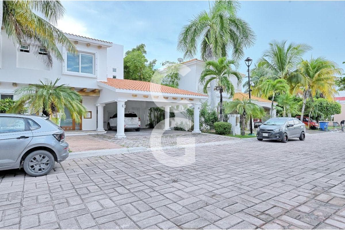 House for Sale in Cancún in the Isla Dorada Residential Complex, Right on the Canal