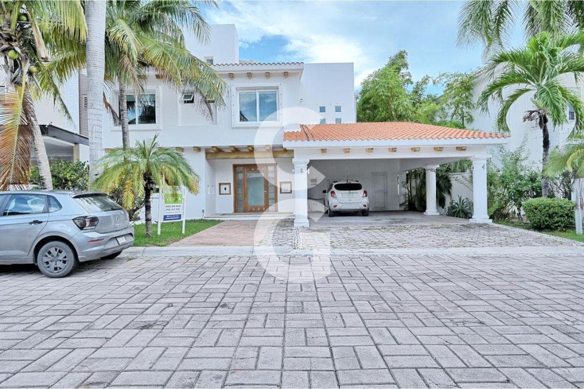 House for Sale in Cancún in the Isla Dorada Residential Complex, Right on the Canal