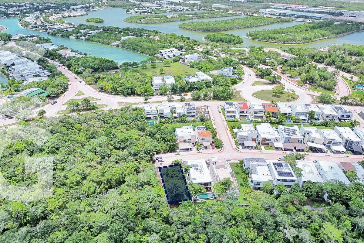430 m² Lot for Sale in Cancún in the Lagos del Sol Residential Community