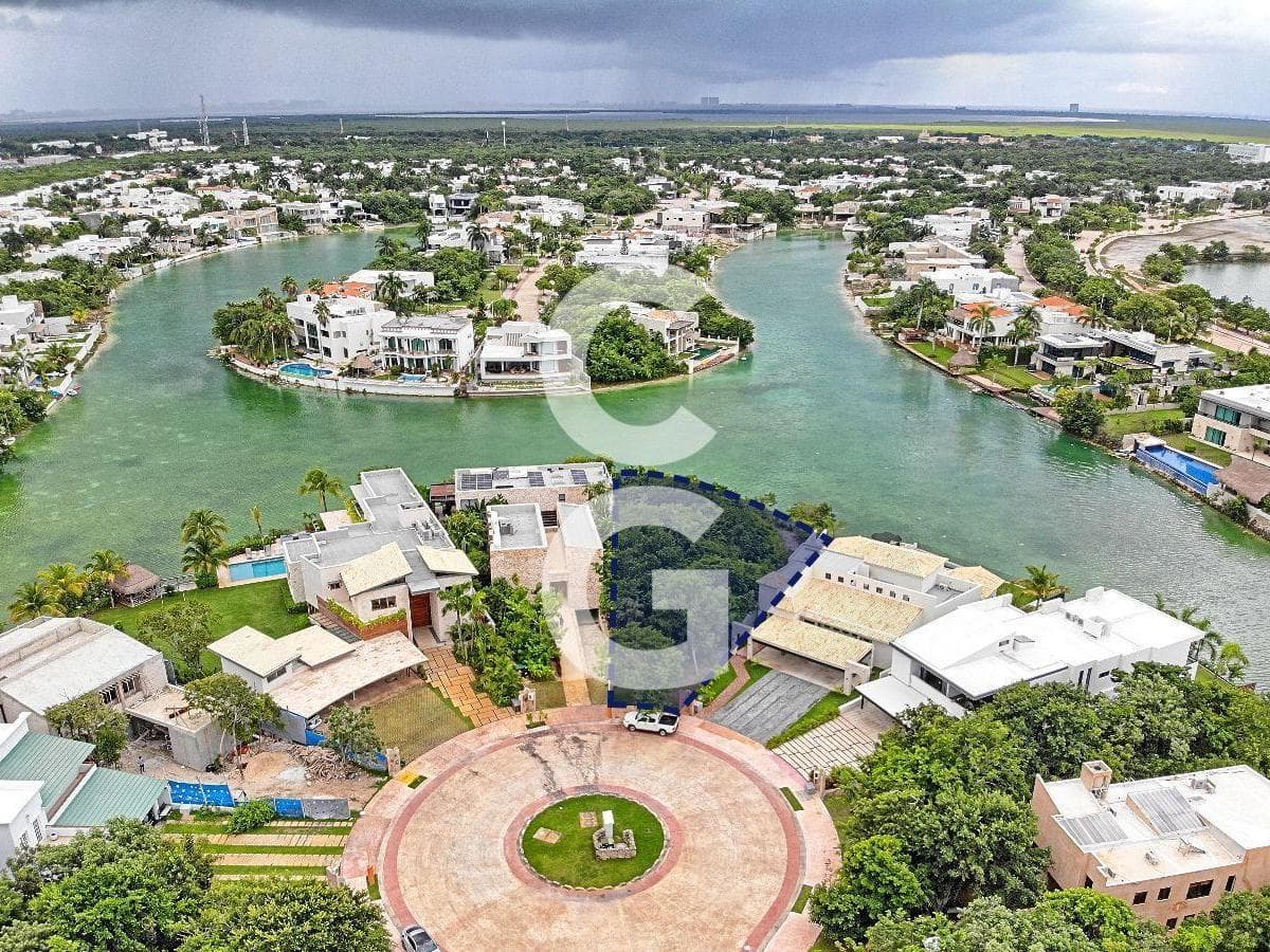 Land for Sale in Cancún in the Lagos del Sol Residential Community on the Lakeshore