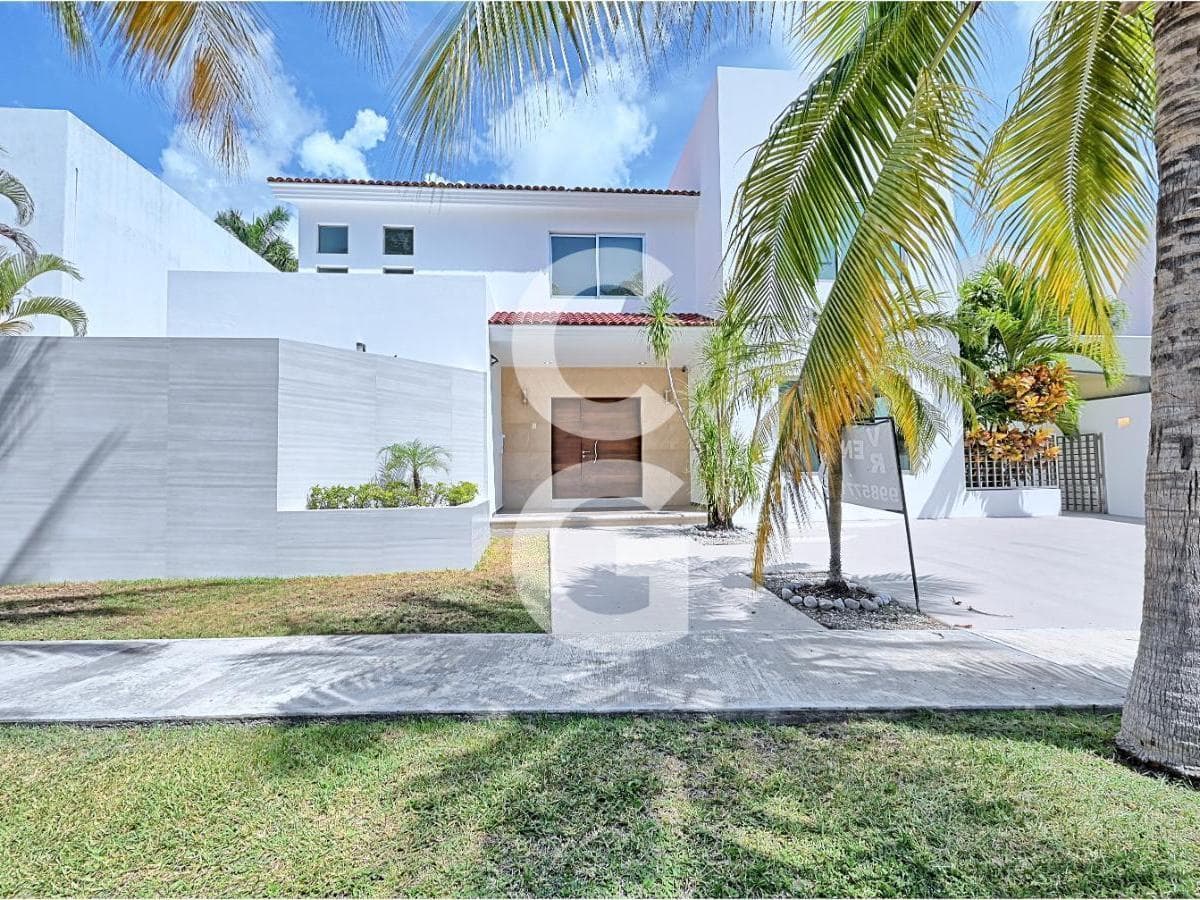 House for Sale in Cancún in the Villa Magna Residential Complex with a Pool and Garden
