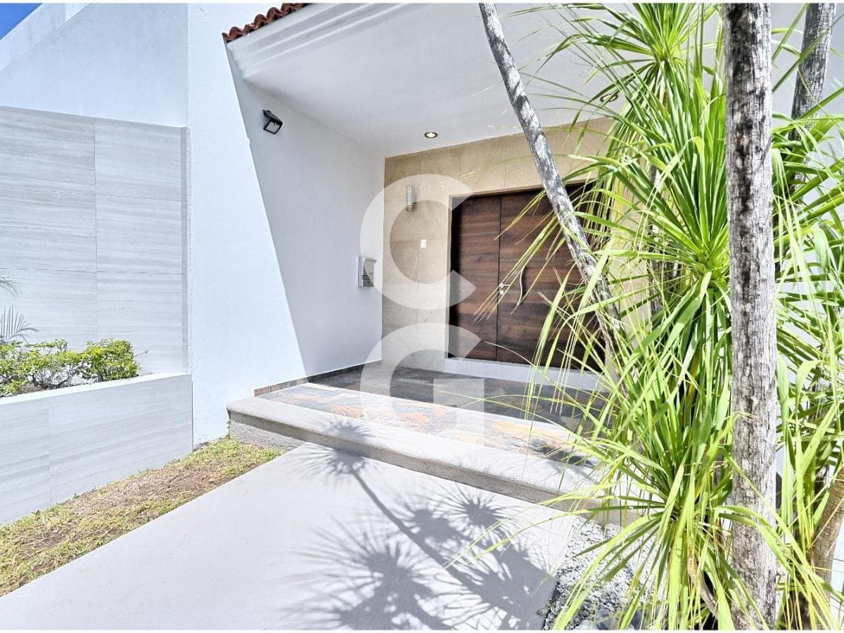 House for Sale in Cancún in the Villa Magna Residential Complex with a Pool and Garden