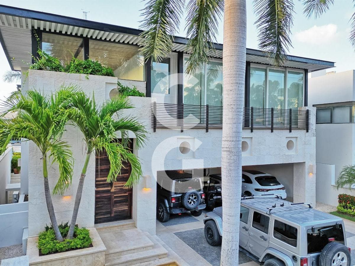 House for Sale in Cancún in Los Canales, Puerto Cancún, Facing the Canal with a Dock