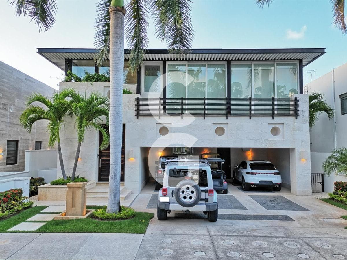 House for Sale in Cancún in Los Canales, Puerto Cancún, Facing the Canal with a Dock