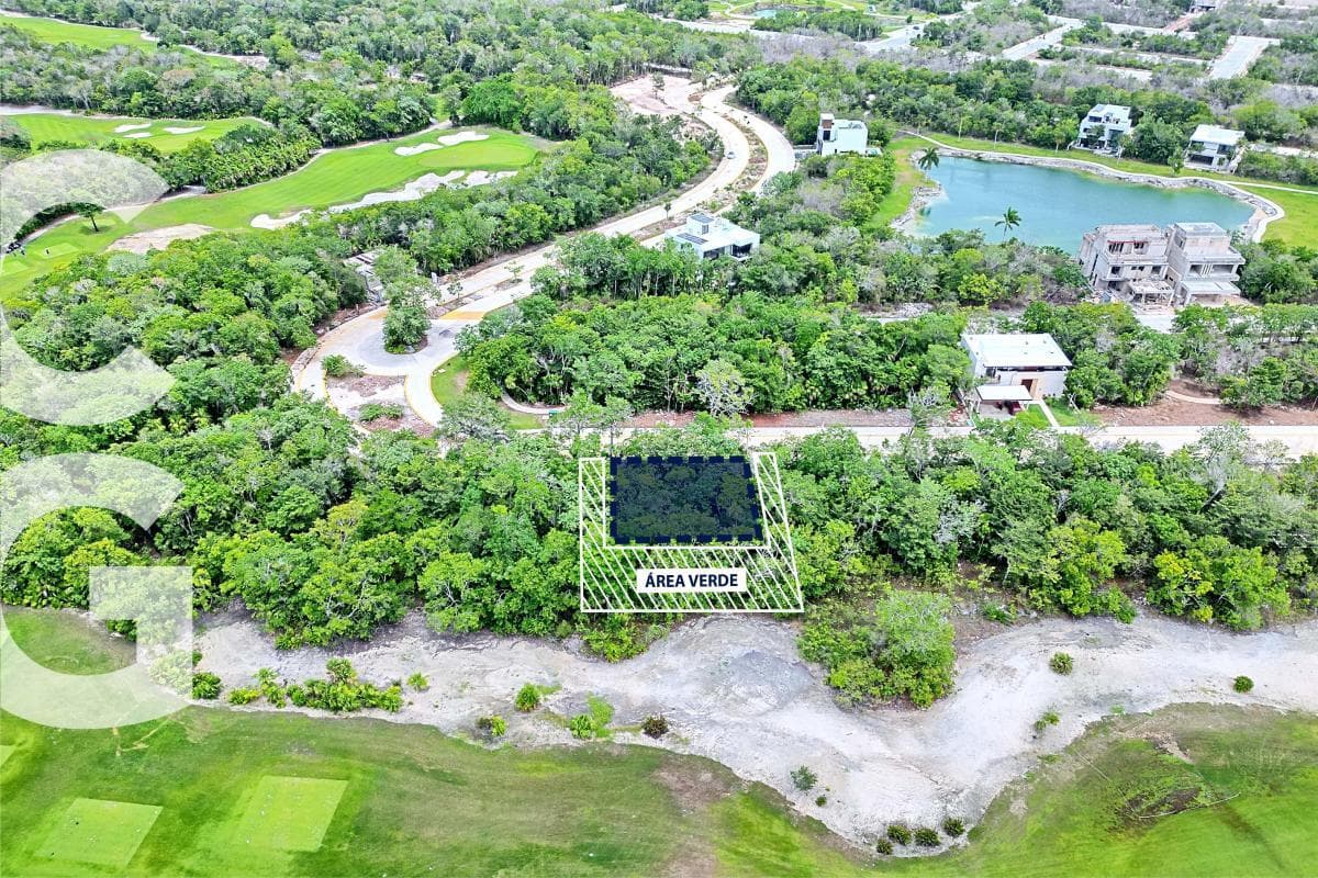 Land for Sale in Cancún in a Country Club with a View of the Golf Course