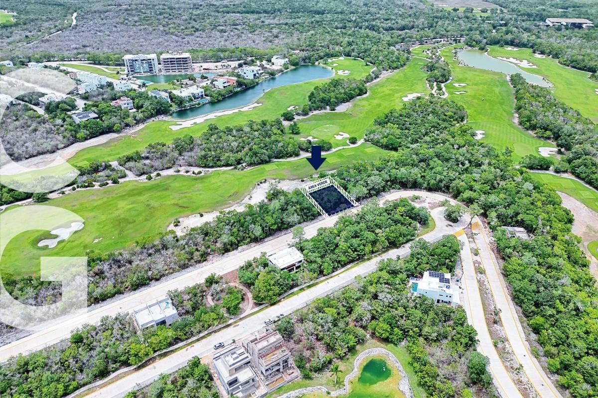 Land for Sale in Cancún in a Country Club with a View of the Golf Course