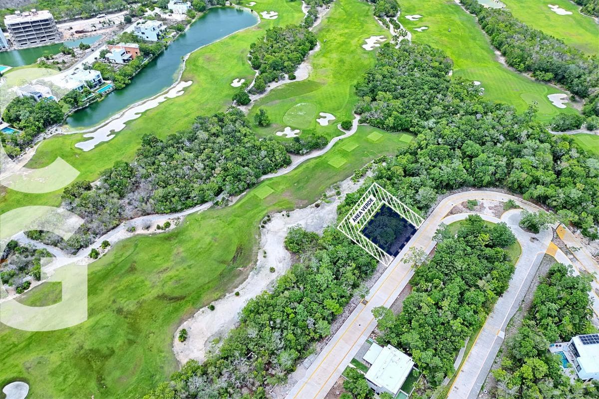 Land for Sale in Cancún in a Country Club with a View of the Golf Course