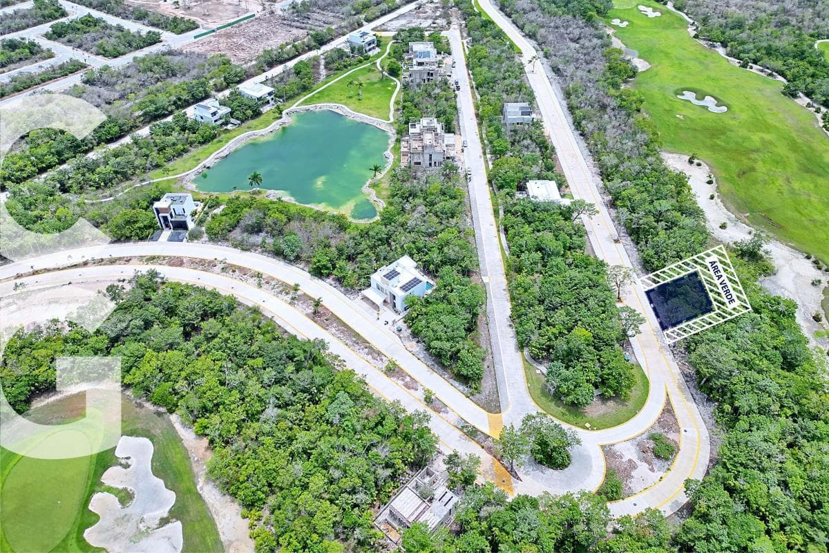 Land for Sale in Cancún in a Country Club with a View of the Golf Course