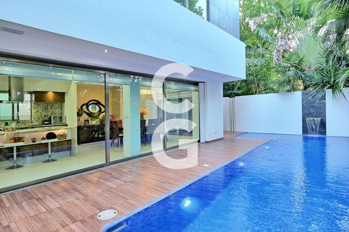 House for Sale in Cancun in the Cumbres Residential Complex with a Pool and Terrace