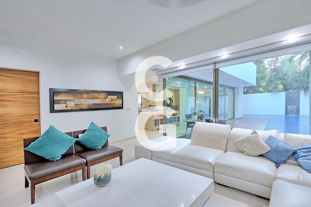 House for Sale in Cancun in the Cumbres Residential Complex with a Pool and Terrace