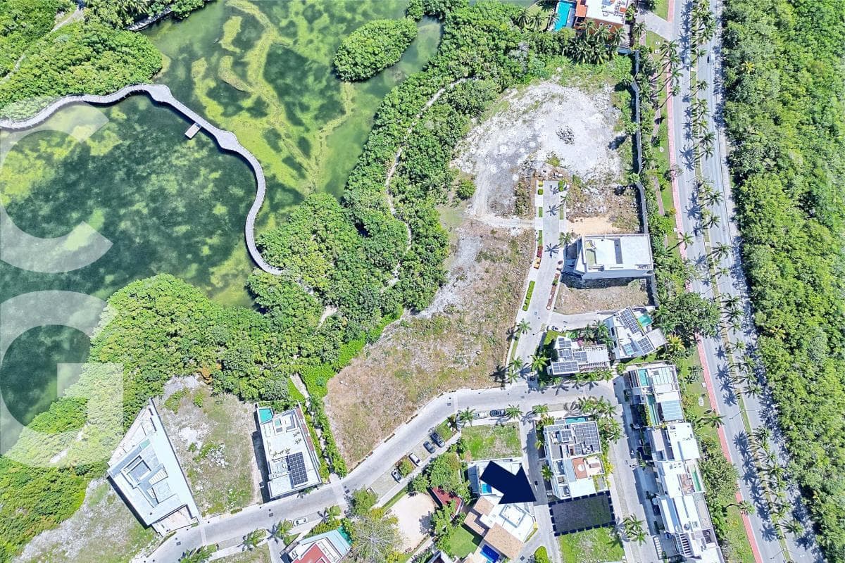 Land for Sale in Cancún, in Puerto Cancún, in Laguna I, measuring 218.12 m2