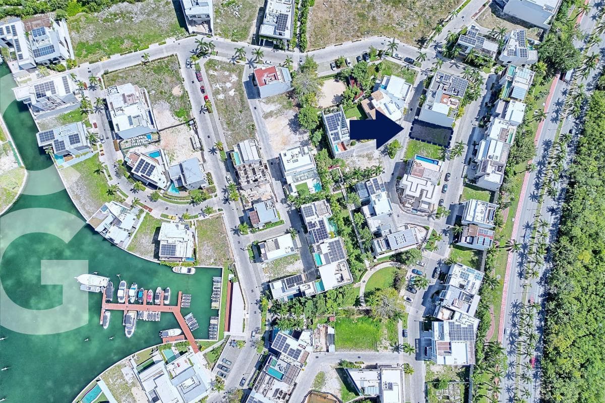 Land for Sale in Cancún, in Puerto Cancún, in Laguna I, measuring 218.12 m2